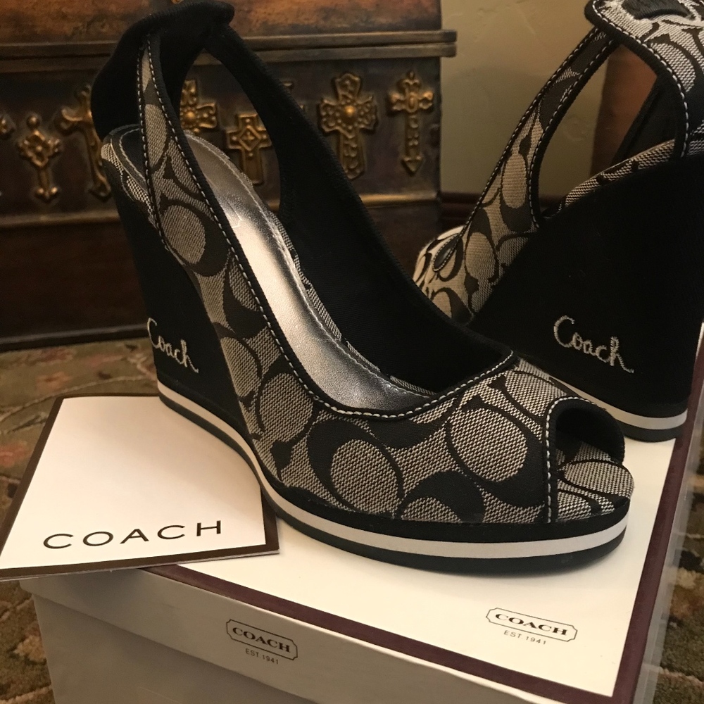 Black & gray mngrm Coach tarrah wedges 7.5